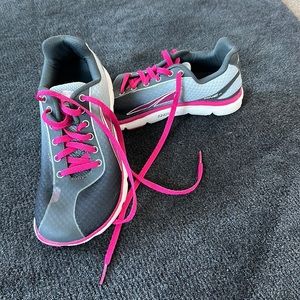 Altra One 2.5 women’s running shoe in raspberry and grey.  Pristine condition.